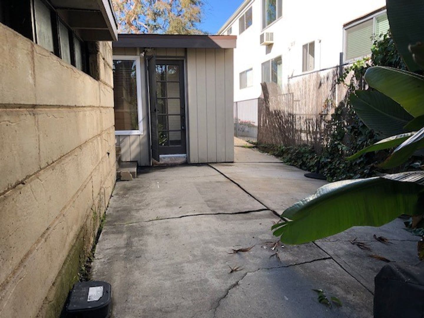 Los Angeles Apartment: 944 Maltman Ave