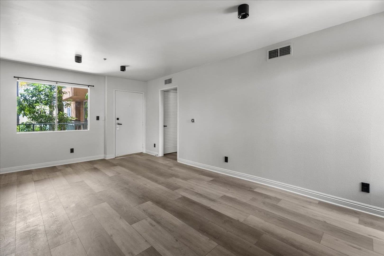 Los Angeles Apartment: 1215 N Sycamore Ave