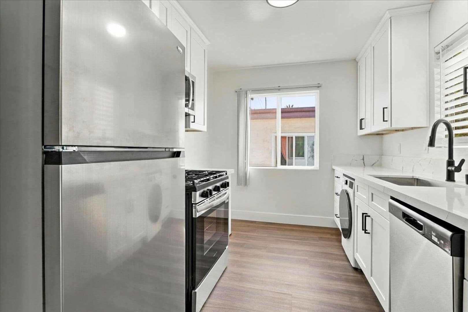 Santa Monica Apartment: 1042 6th St