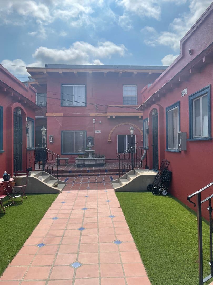 Los Angeles Apartment: 2801 S Budlong Ave