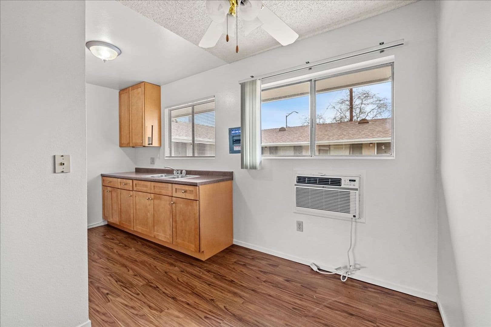 Bellflower Apartment: 10522 Artesia Blvd