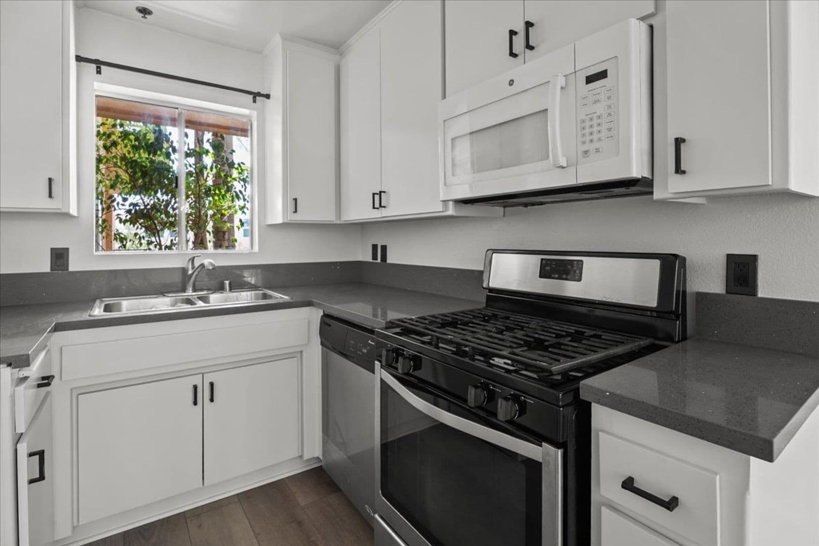 Los Angeles Apartment: 1215 N Sycamore Ave