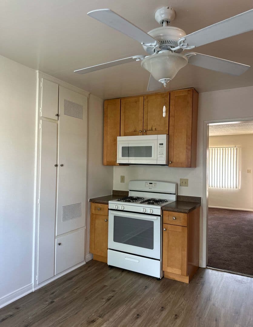 Downey Apartment: 10115 - 10129 Foster Rd