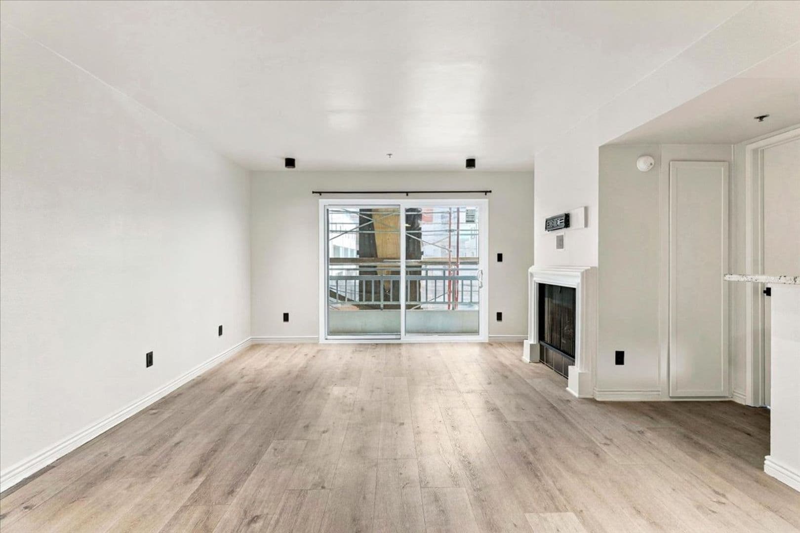 Los Angeles Apartment: 1215 N Sycamore Ave