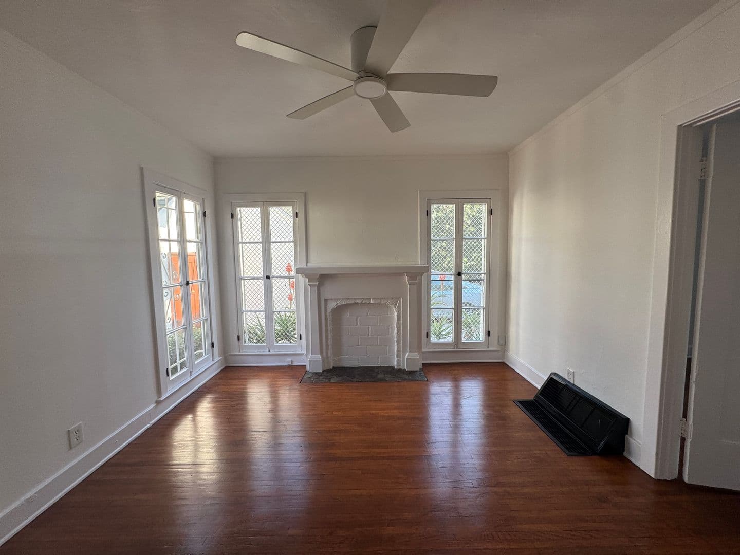 Los Angeles Apartment: 938 N Martel Ave