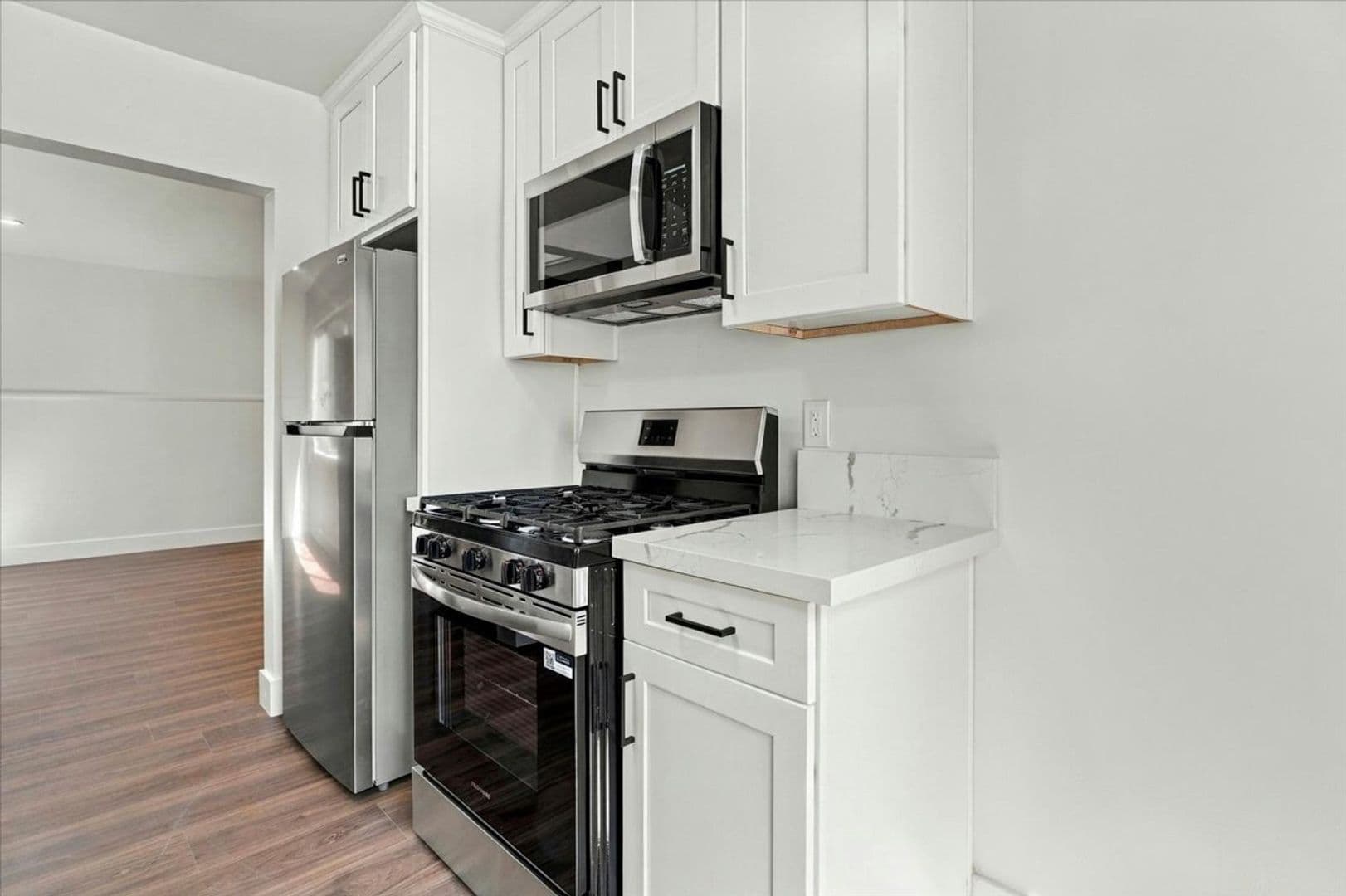 Santa Monica Apartment: 1042 6th St