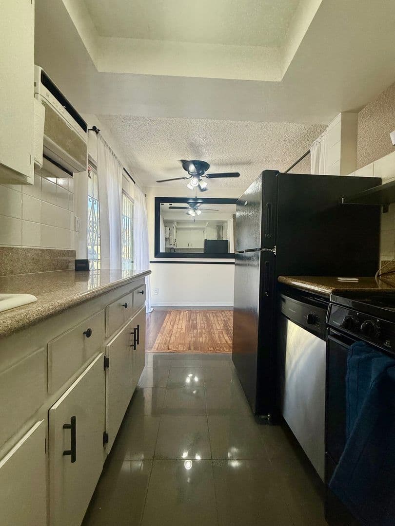 Los Angeles Apartment: 439 S Hobart Blvd