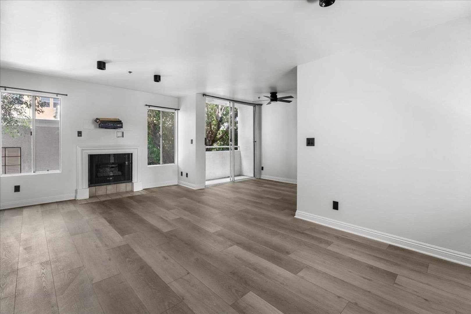 Los Angeles Apartment: 1215 N Sycamore Ave