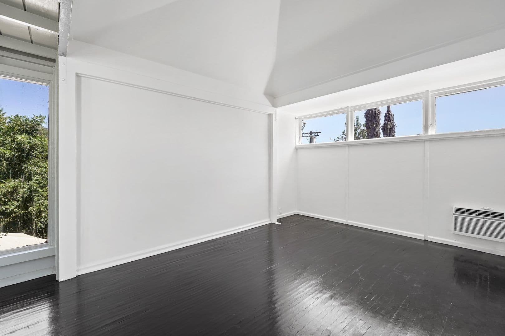 Los Angeles Apartment: 944 Maltman Ave