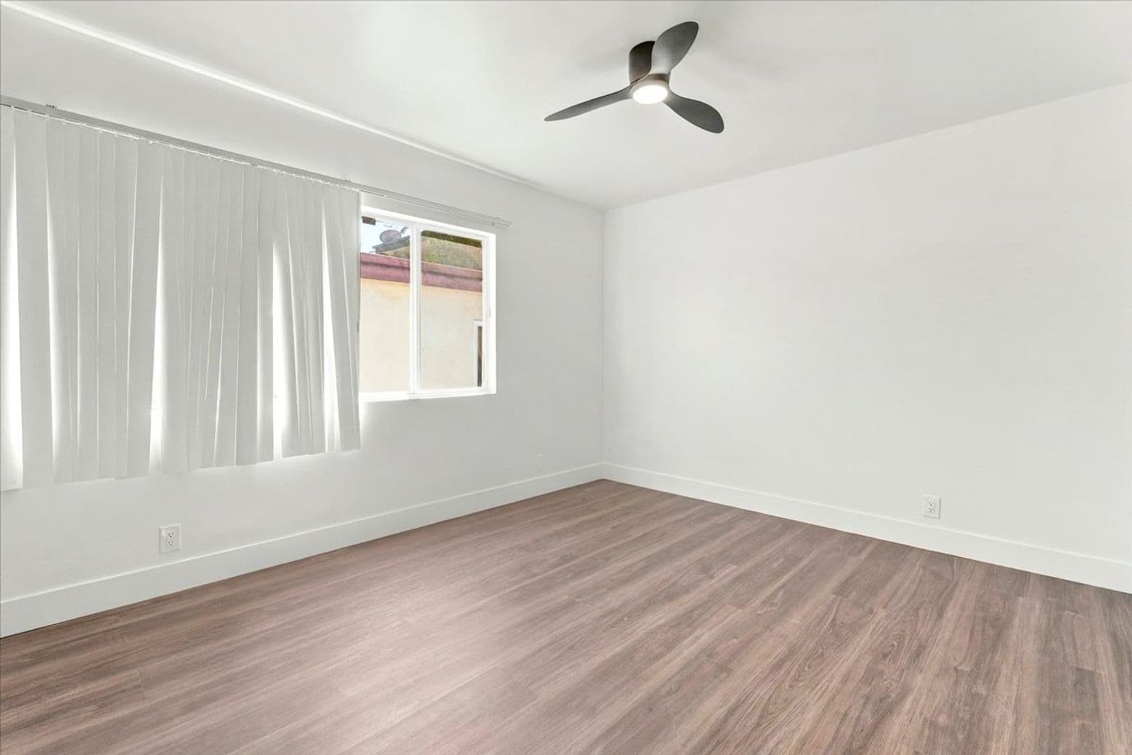 Santa Monica Apartment: 1042 6th St