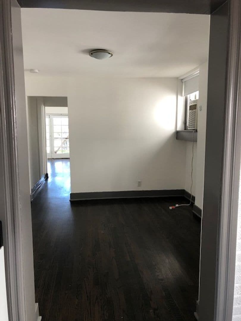 Los Angeles Apartment: 944 Maltman Ave