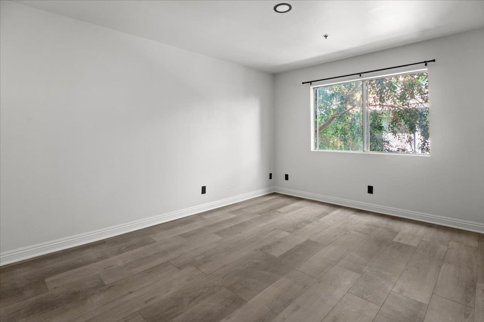 Los Angeles Apartment: 1215 N Sycamore Ave
