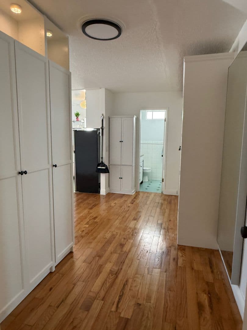 Los Angeles Apartment: 439 S Hobart Blvd