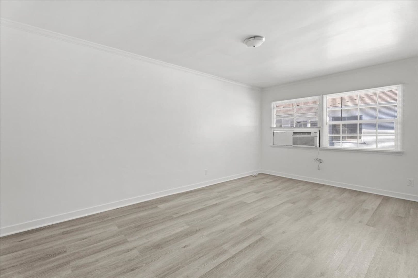 Valley Village Apartment: 5306 Radford Ave