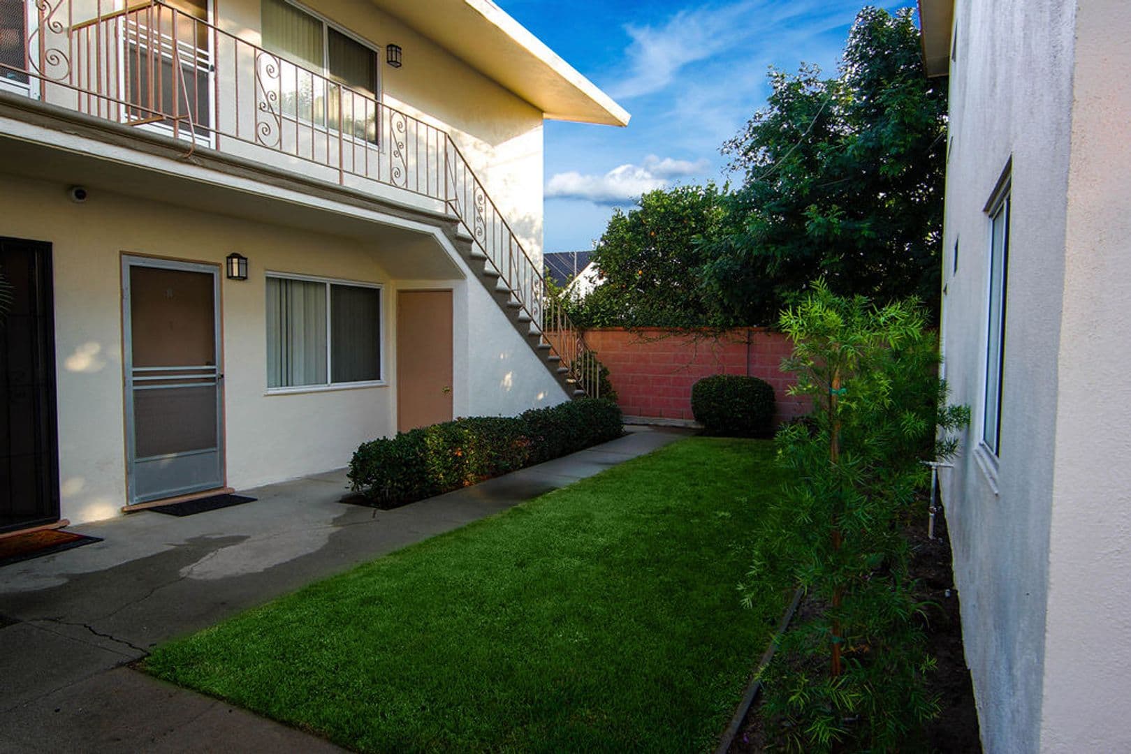 Downey Apartment: 10115 - 10129 Foster Rd