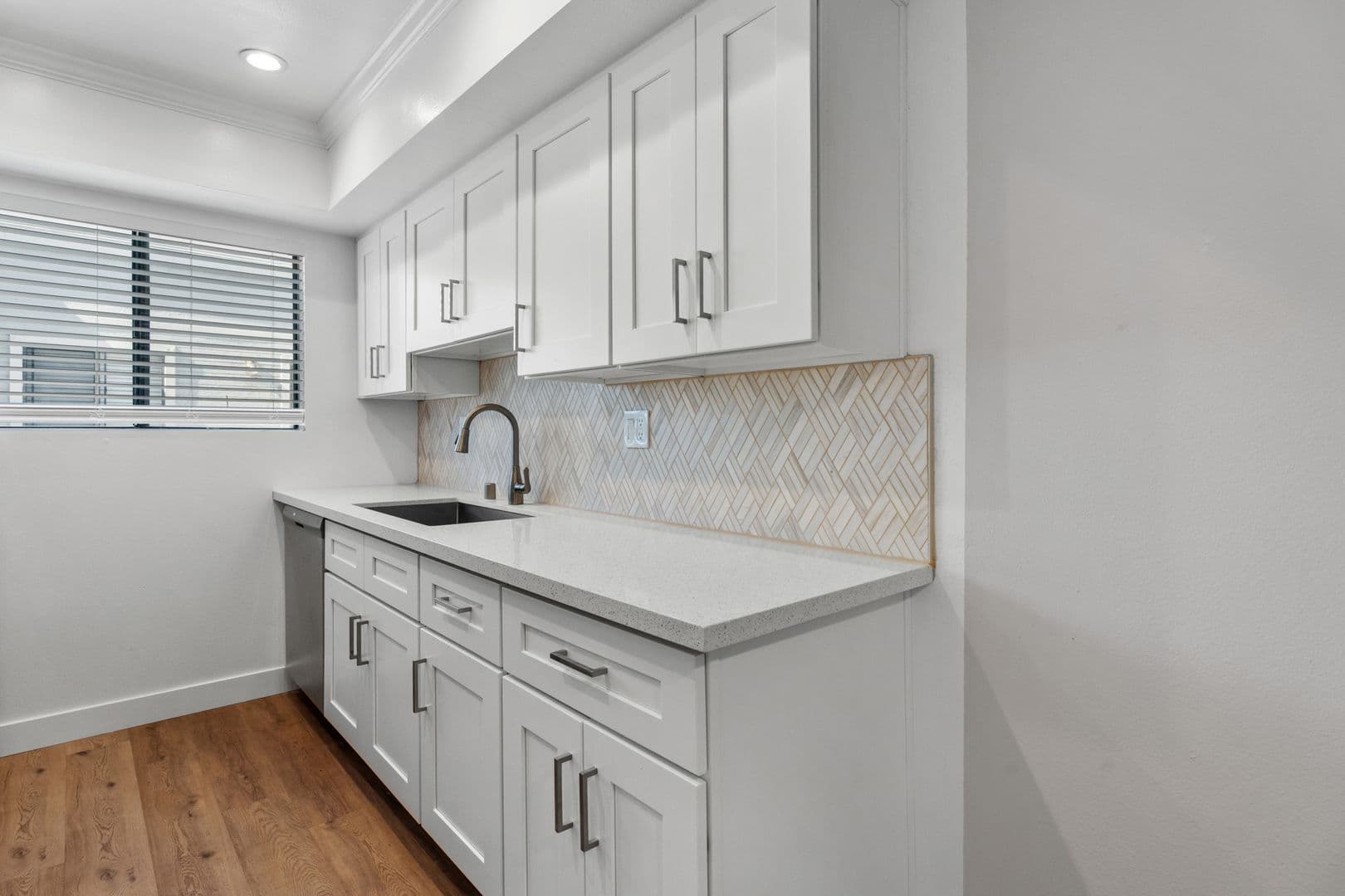 Burbank Apartment: 1815 W Alameda Ave