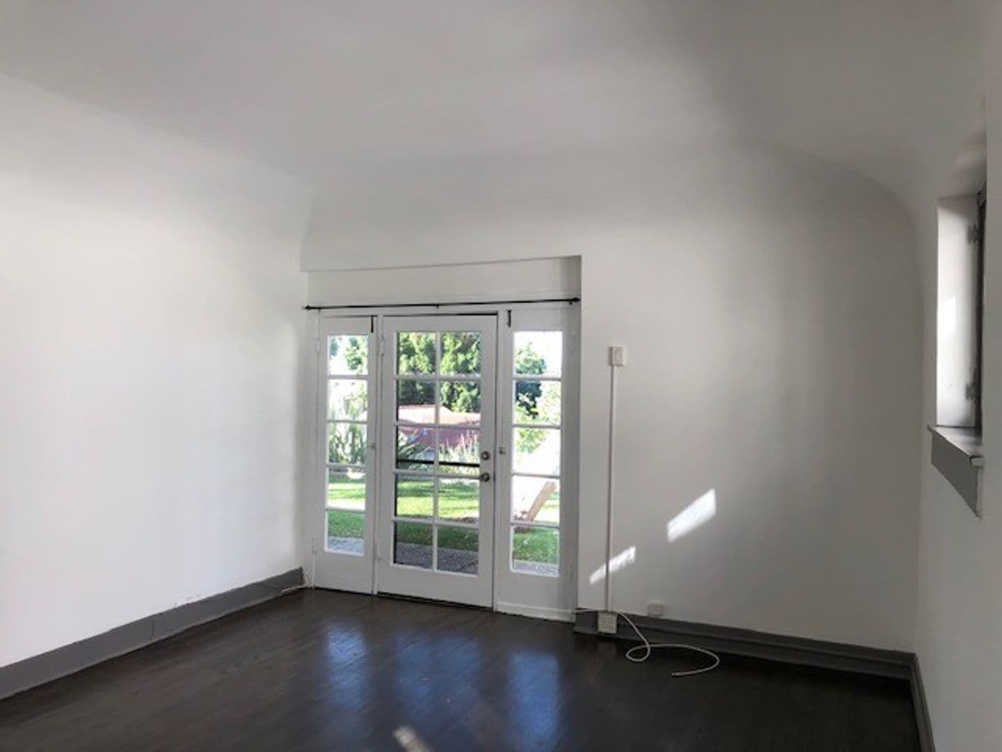 Los Angeles Apartment: 944 Maltman Ave