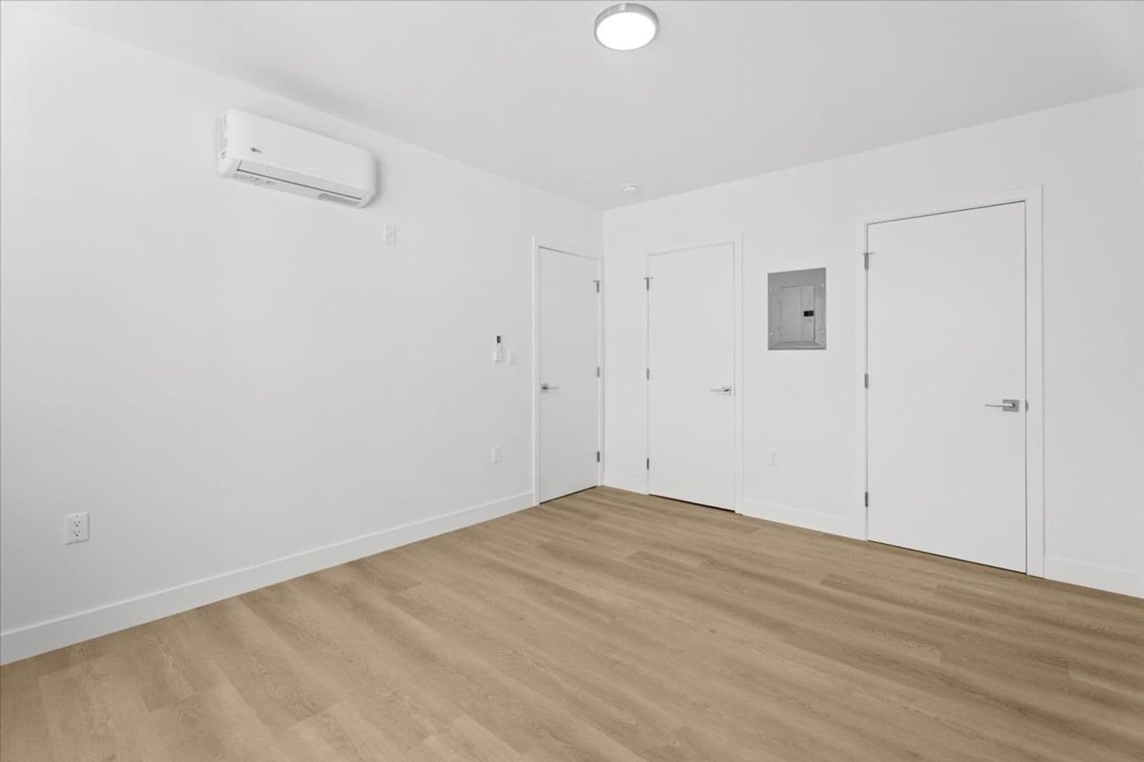 Valley Village Apartment: 5312 Radford Ave