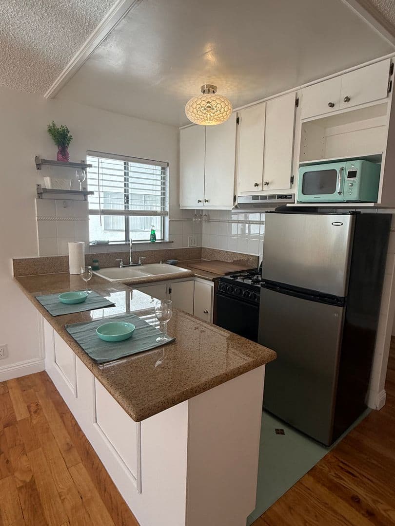 Los Angeles Apartment: 439 S Hobart Blvd