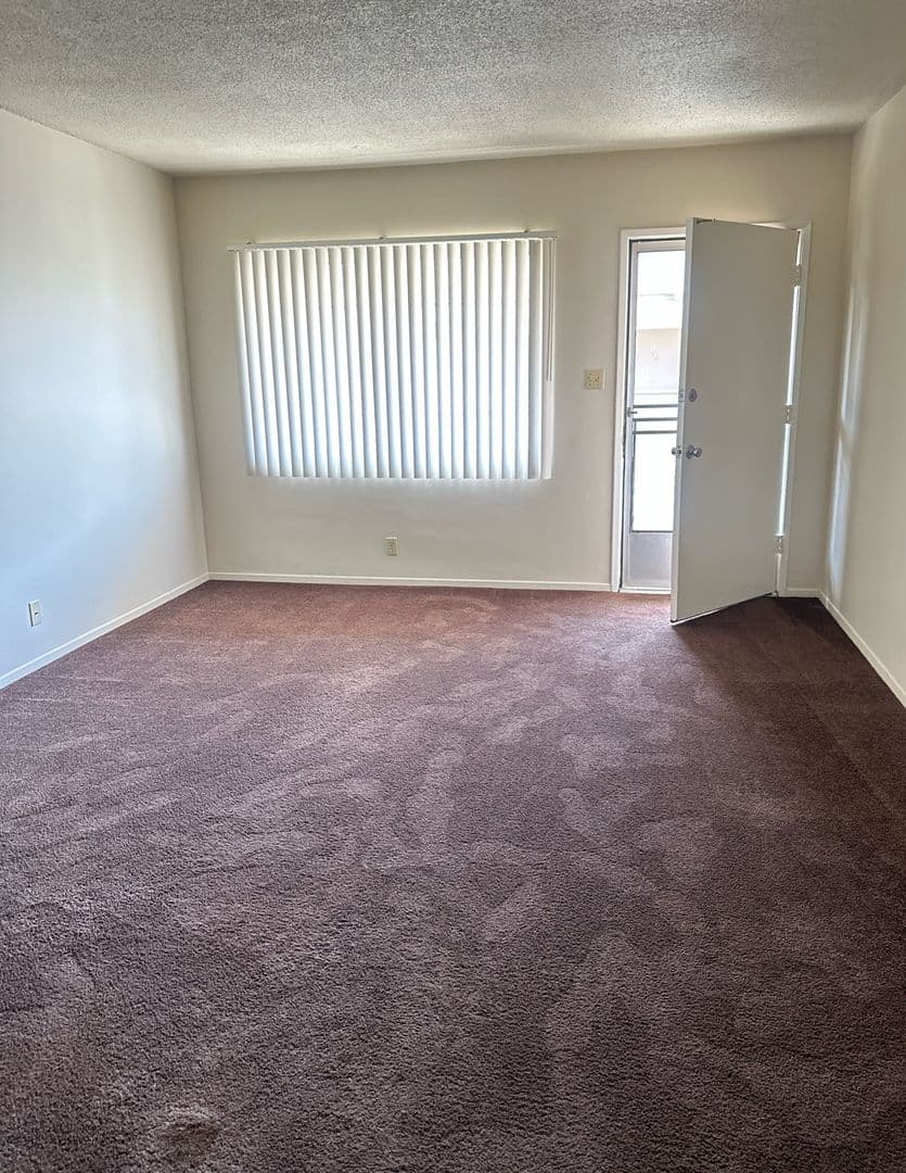 Downey Apartment: 10115 - 10129 Foster Rd