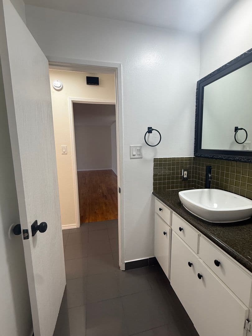 Los Angeles Apartment: 439 S Hobart Blvd