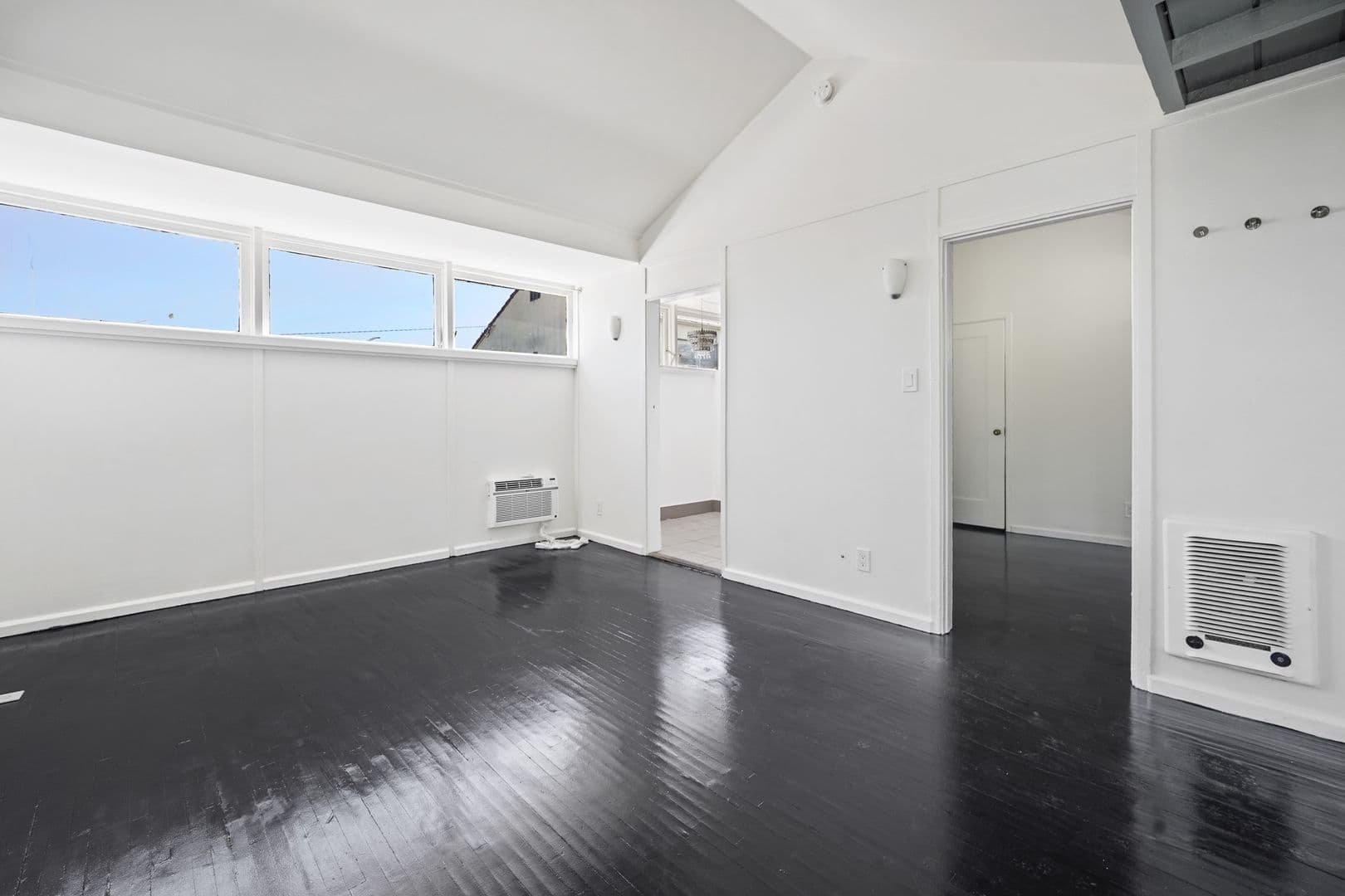 Los Angeles Apartment: 944 Maltman Ave