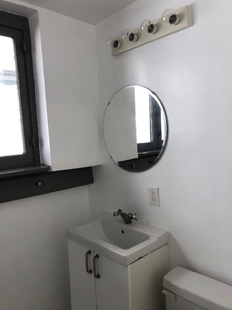 Los Angeles Apartment: 944 Maltman Ave