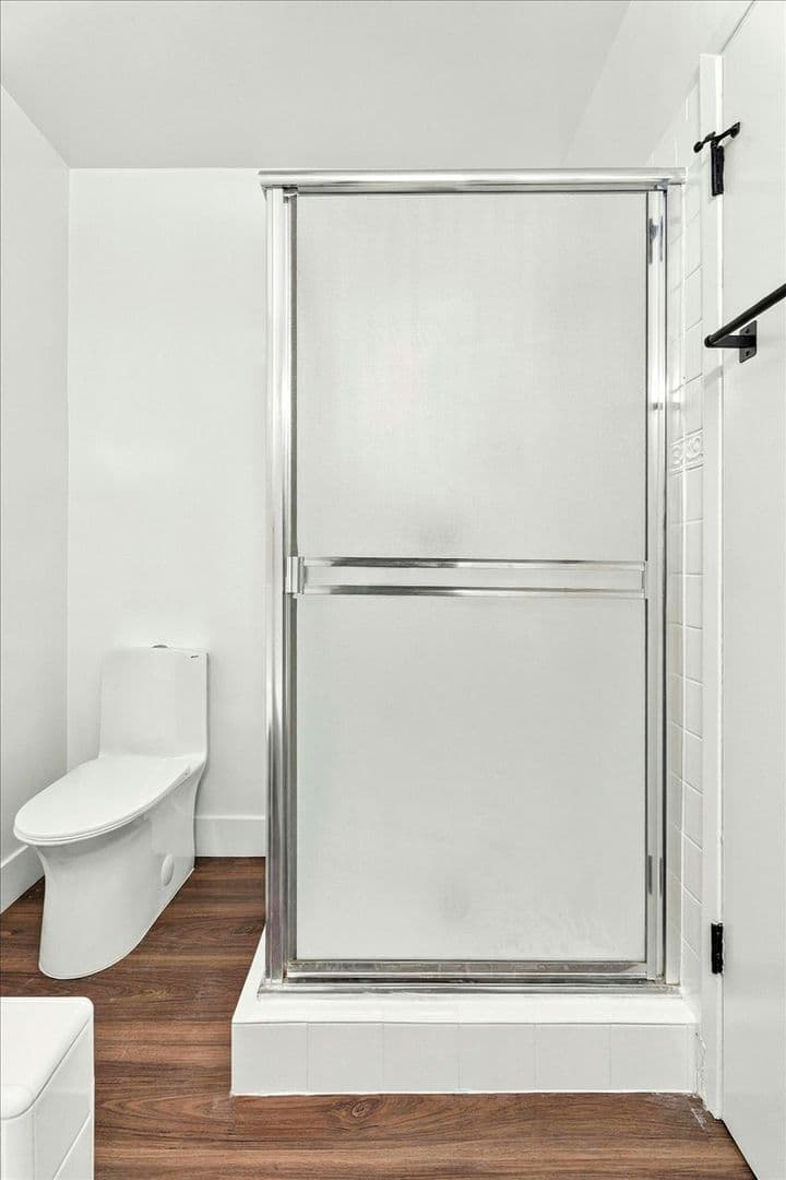Santa Monica Apartment: 1042 6th St