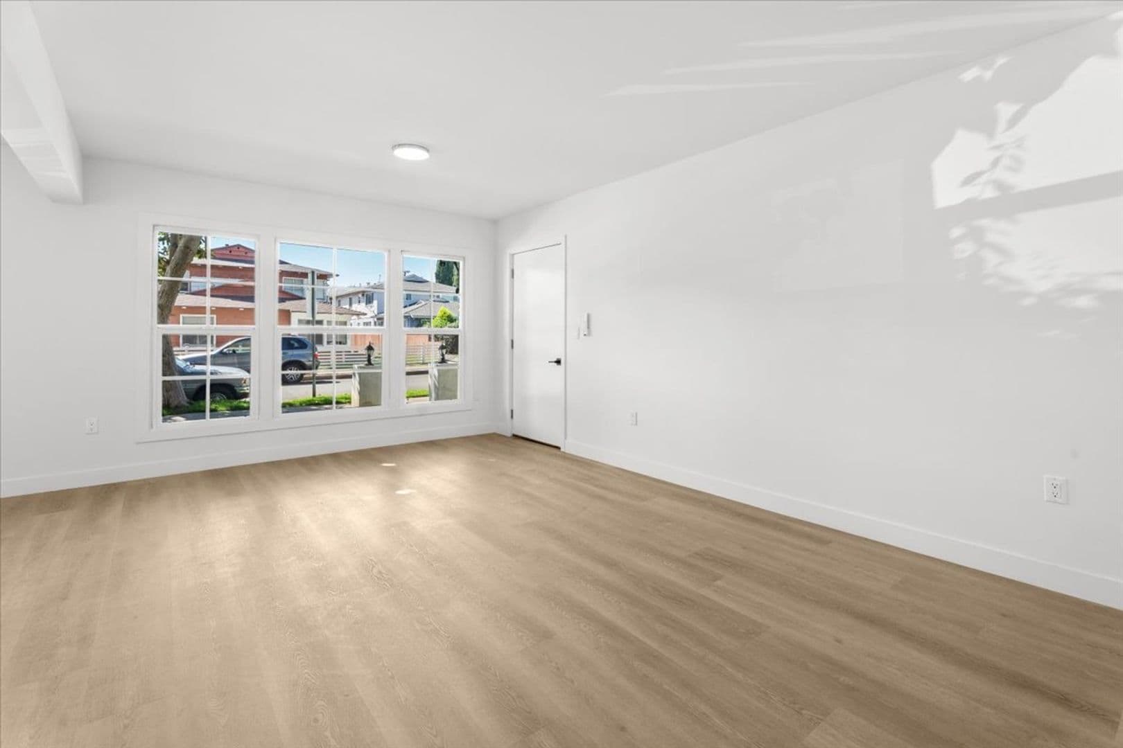 Valley Village Apartment: 5312 Radford Ave
