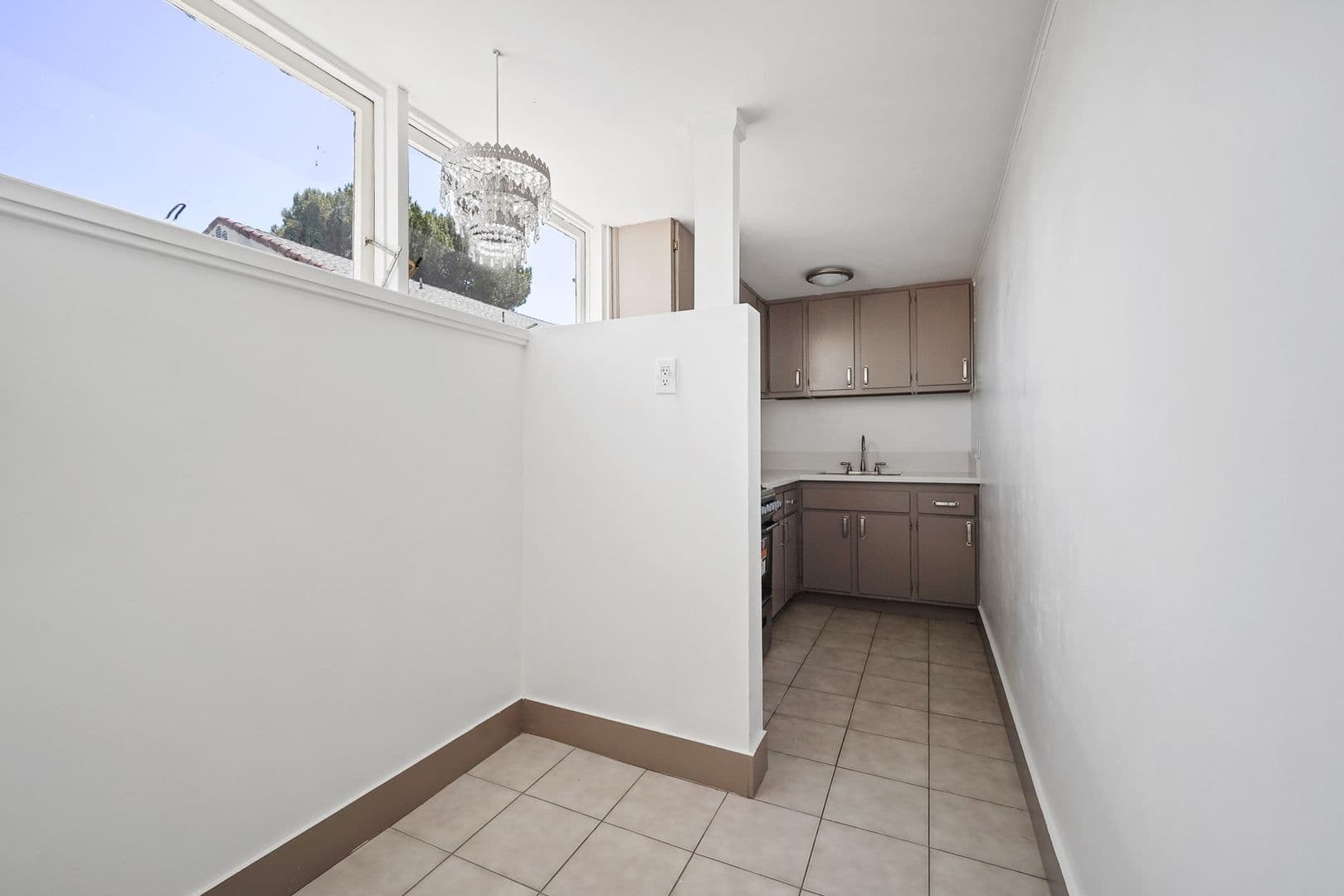 Los Angeles Apartment: 944 Maltman Ave