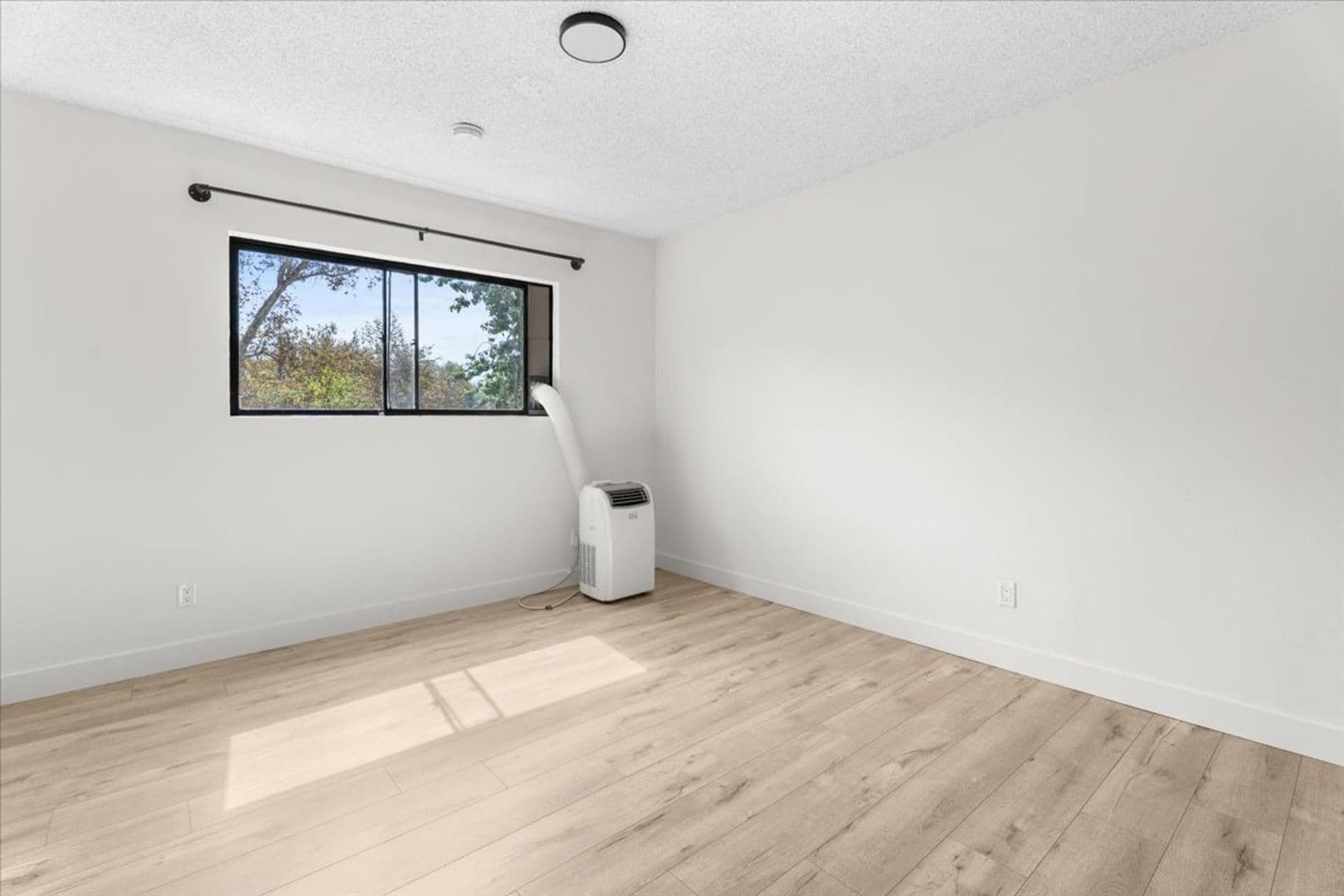 Los Angeles Apartment: 337 S Ave 60