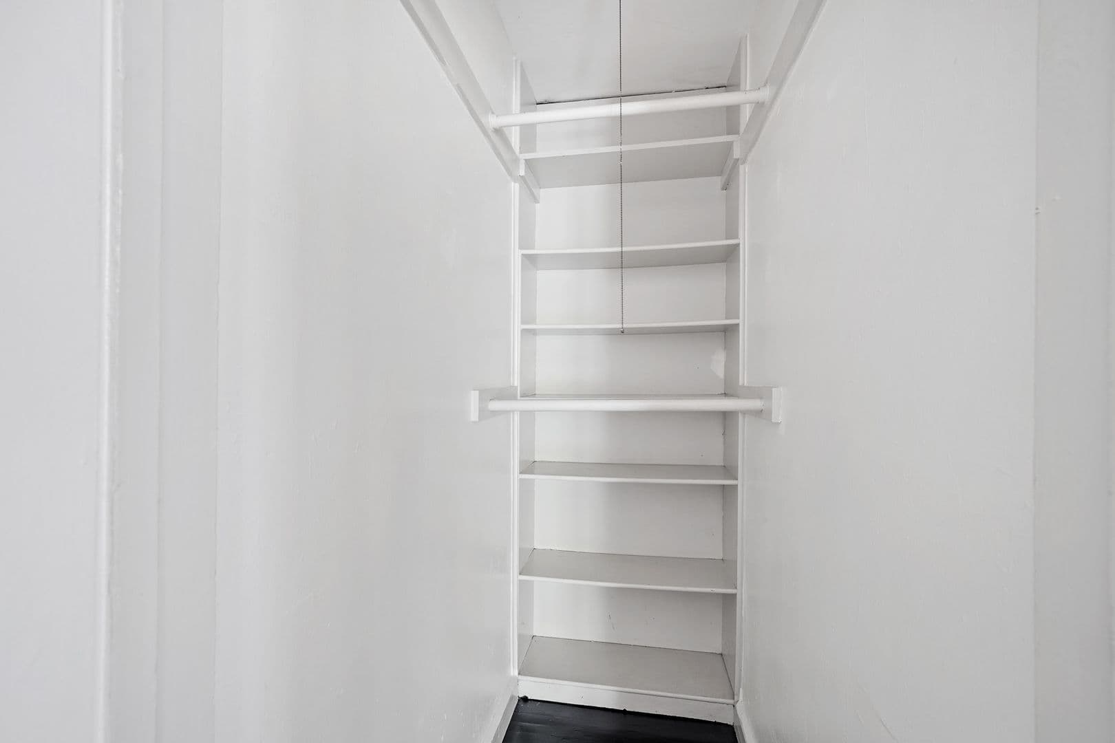 Los Angeles Apartment: 944 Maltman Ave