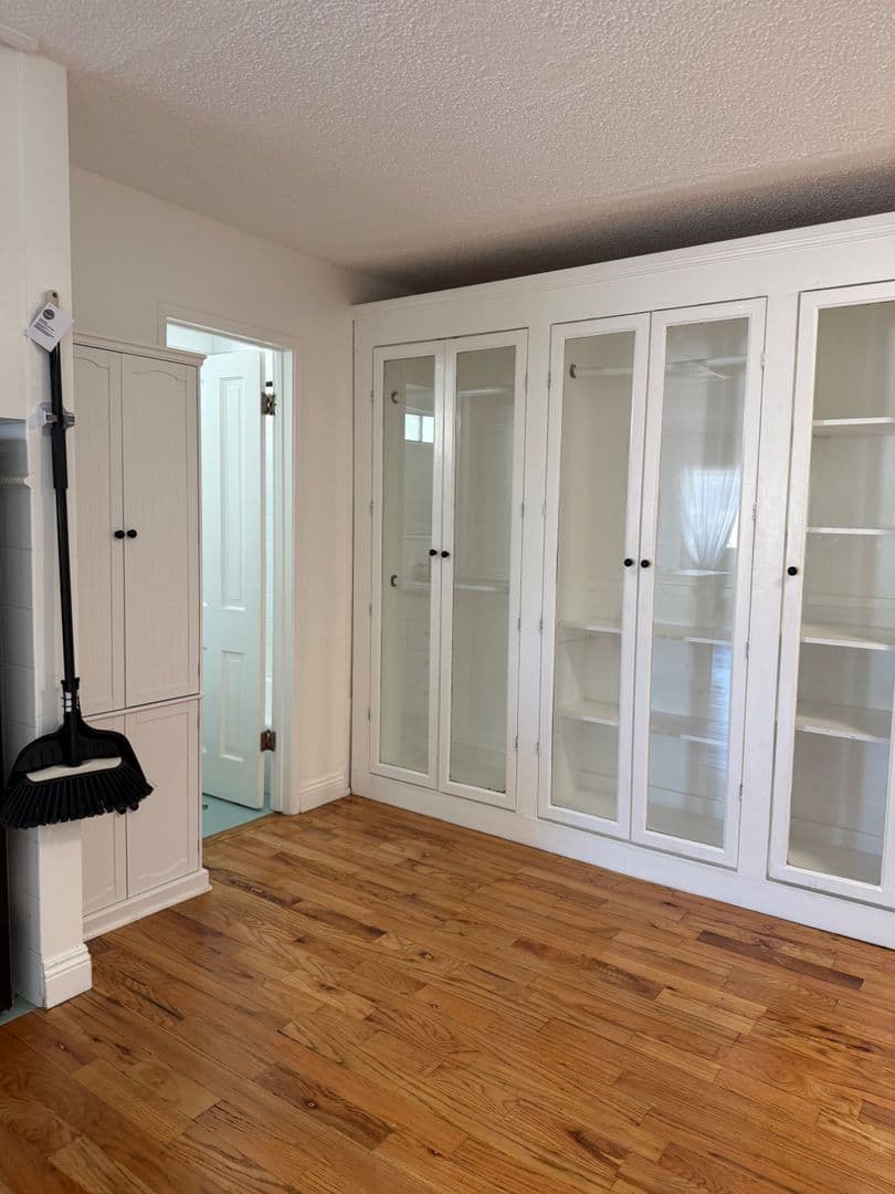 Los Angeles Apartment: 439 S Hobart Blvd