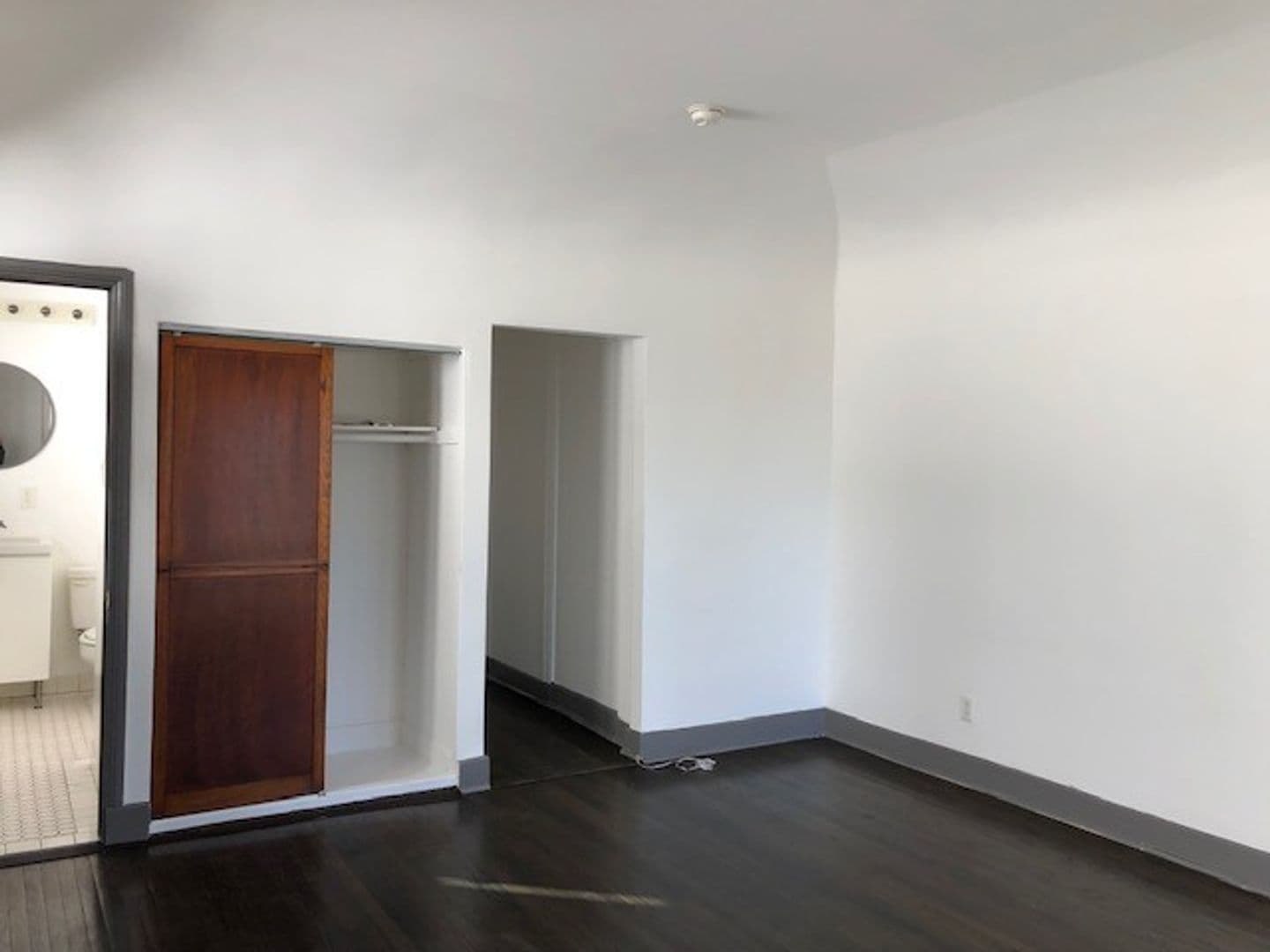 Los Angeles Apartment: 944 Maltman Ave