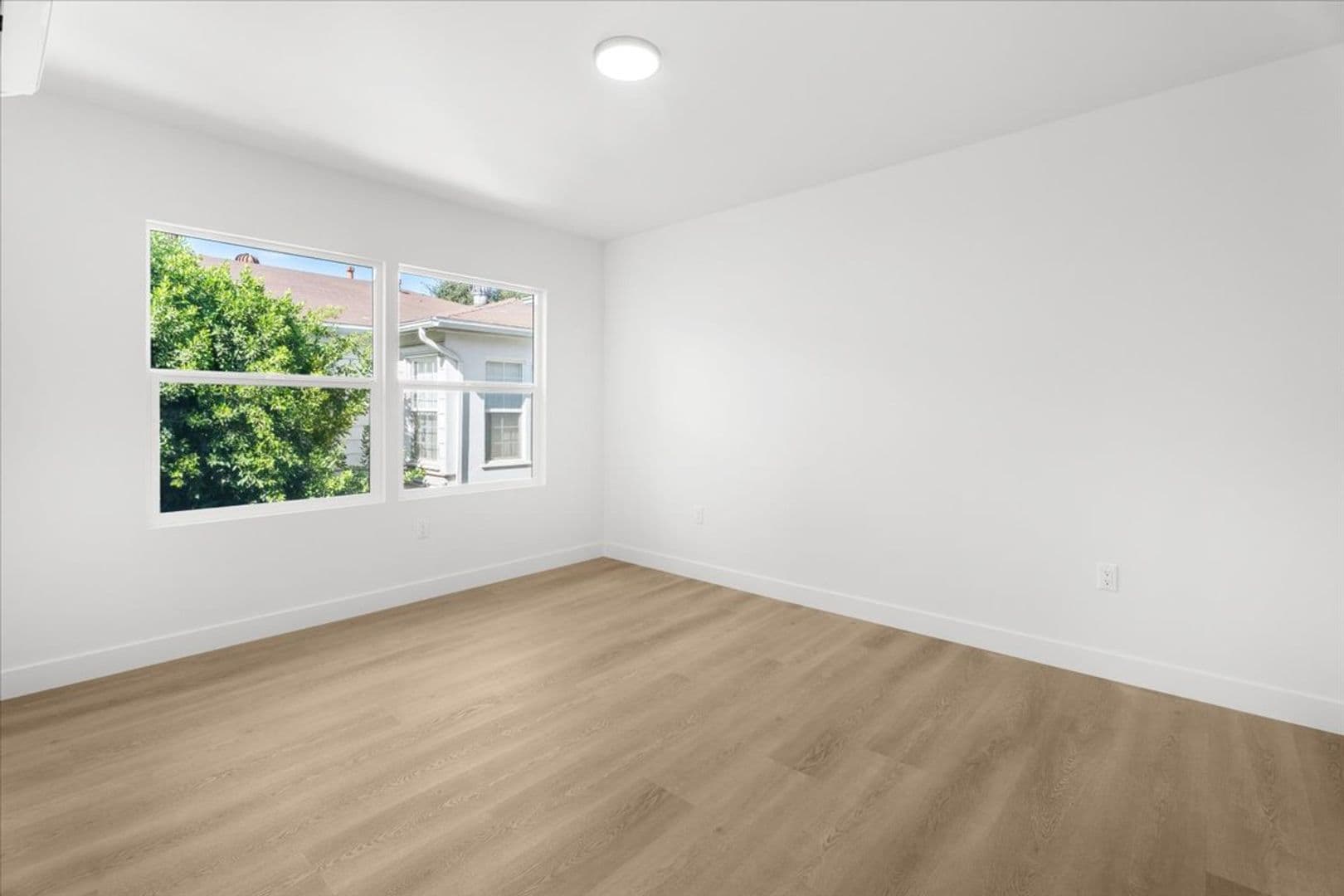 Valley Village Apartment: 5312 Radford Ave