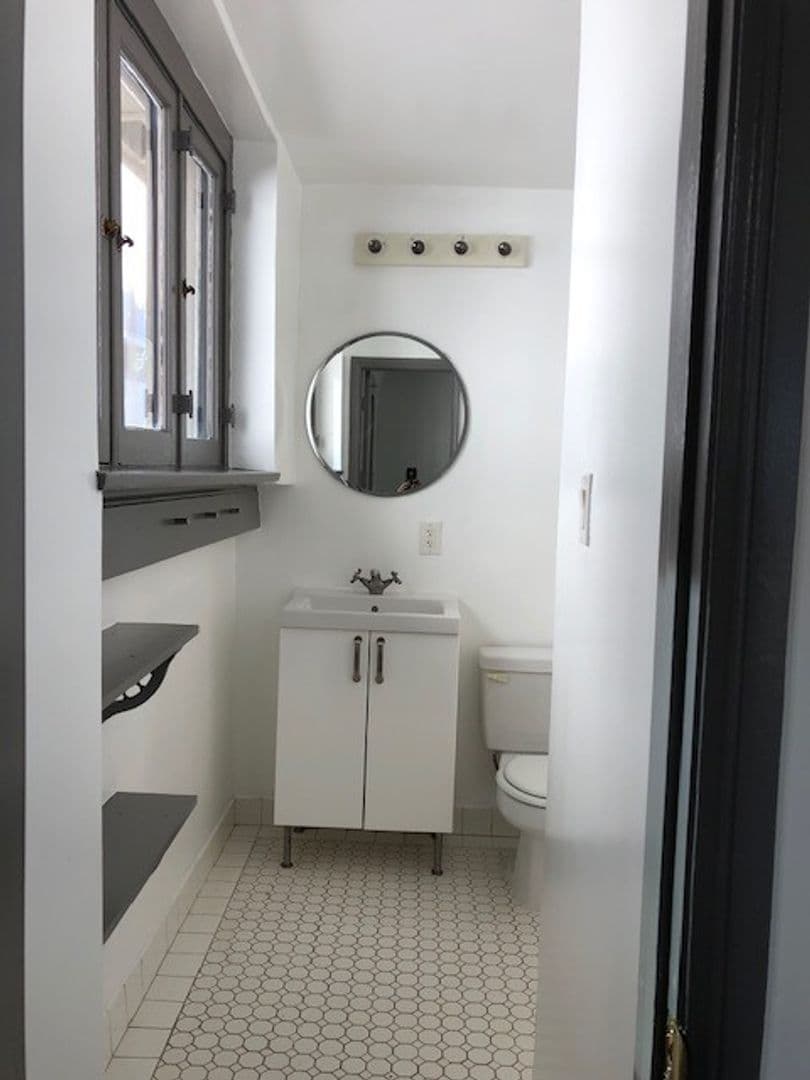 Los Angeles Apartment: 944 Maltman Ave