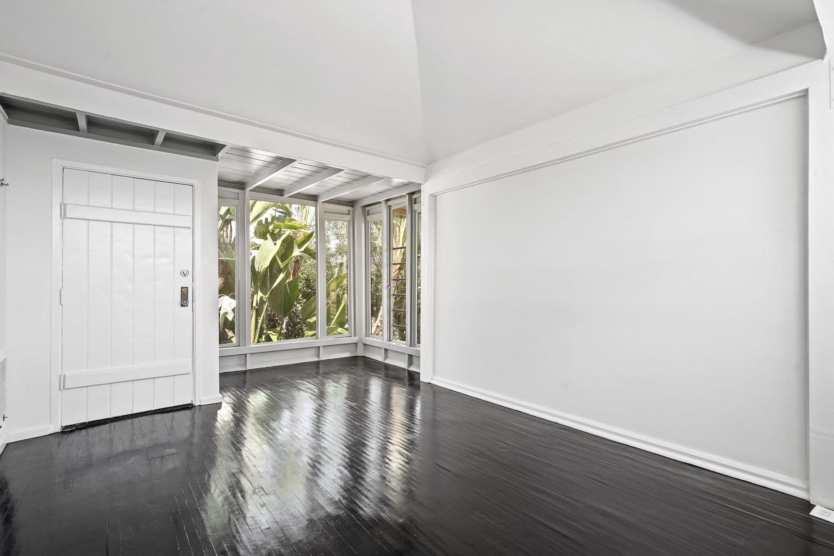Los Angeles Apartment: 944 Maltman Ave