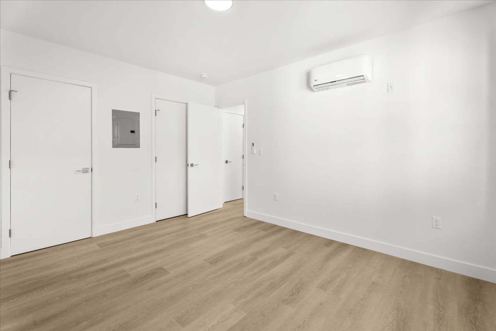 Valley Village Apartment: 5312 Radford Ave