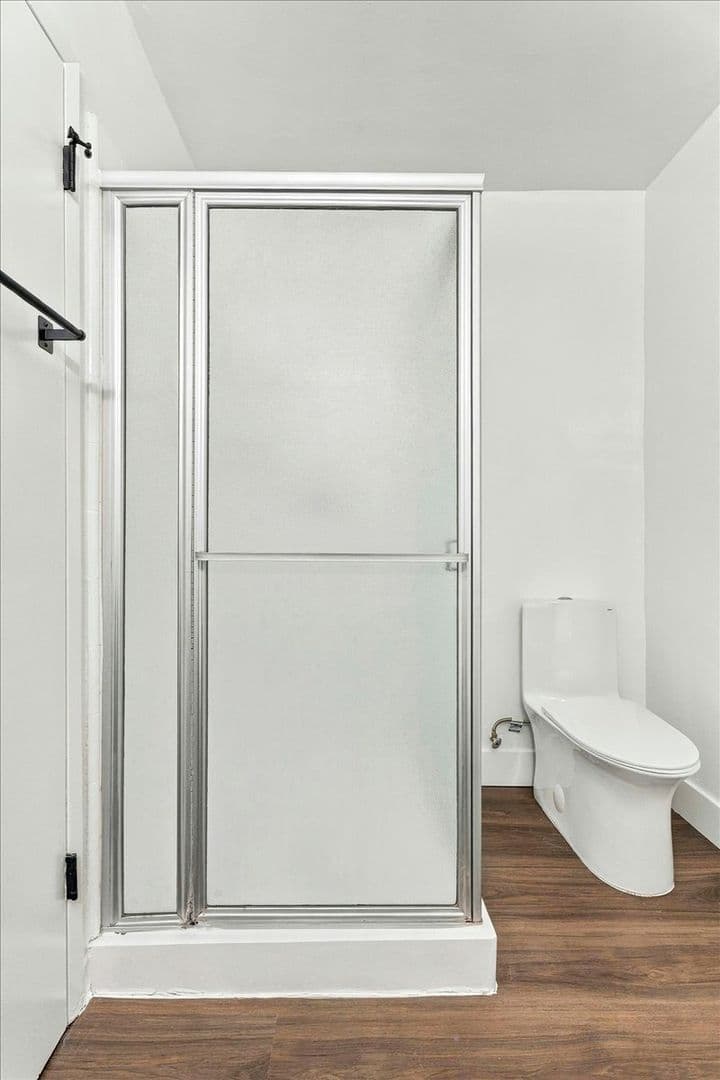 Santa Monica Apartment: 1042 6th St