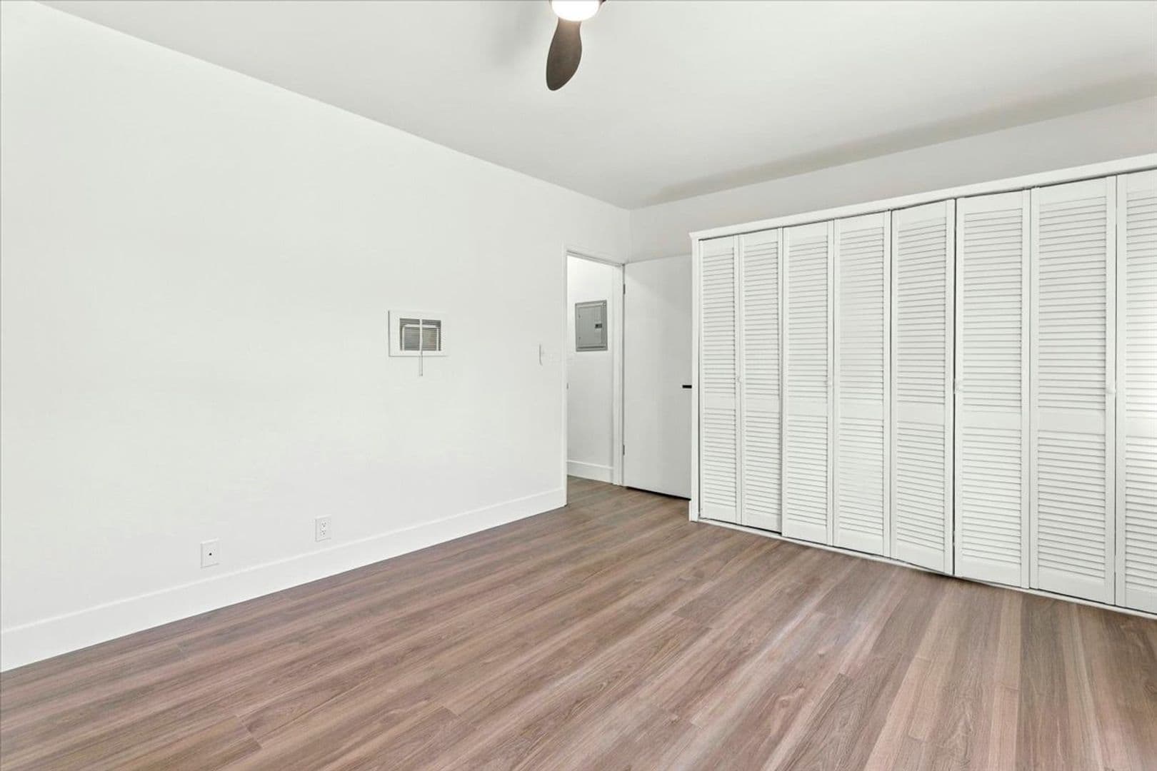 Santa Monica Apartment: 1042 6th St