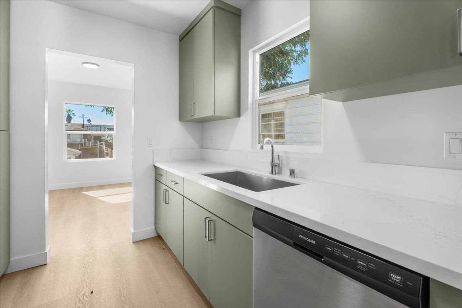Valley Village Apartment: 5312 Radford Ave