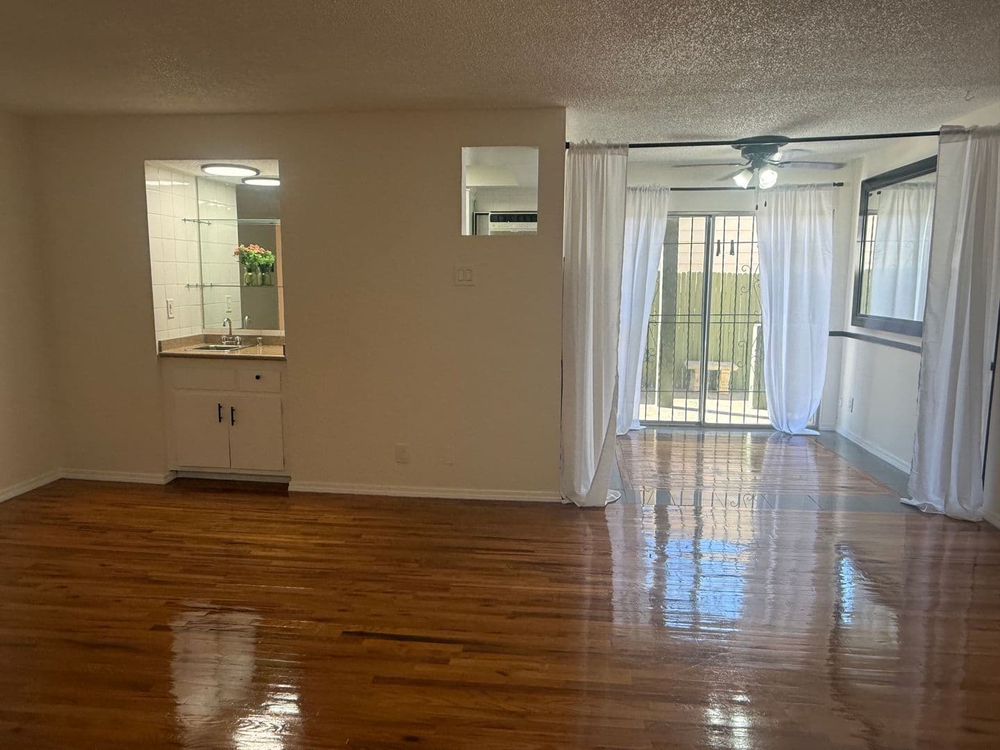 Los Angeles Apartment: 439 S Hobart Blvd