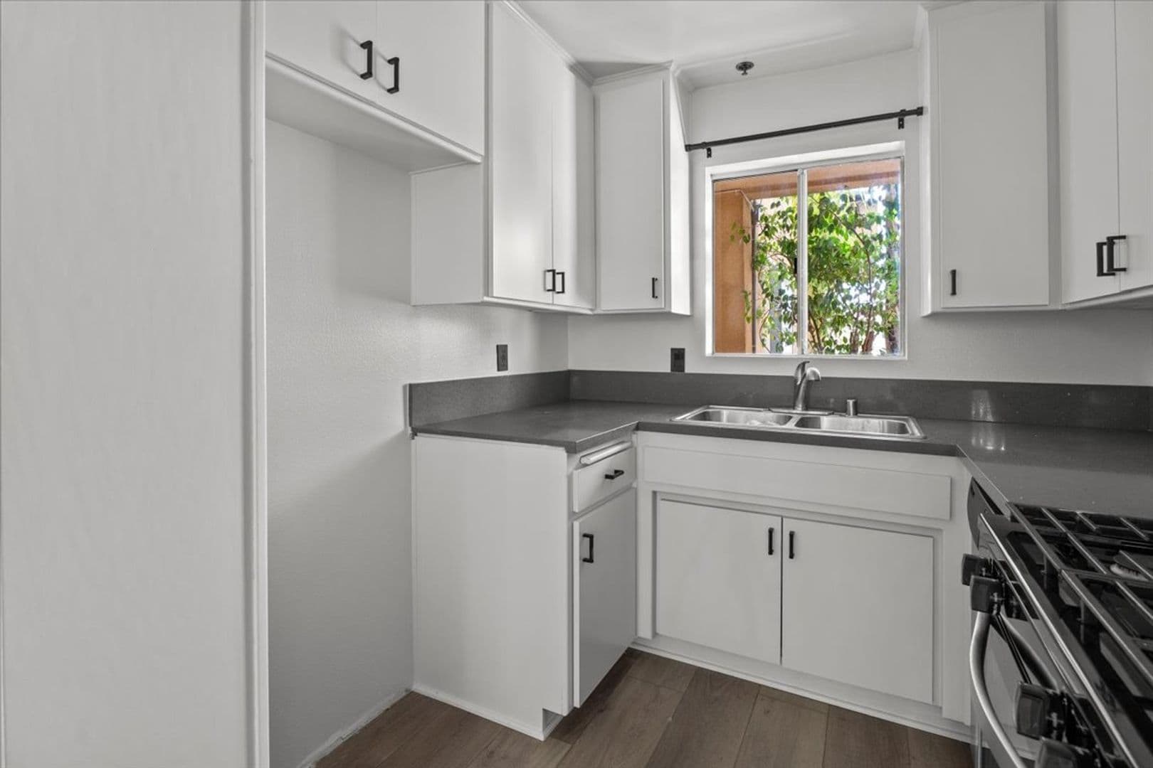 Los Angeles Apartment: 1215 N Sycamore Ave