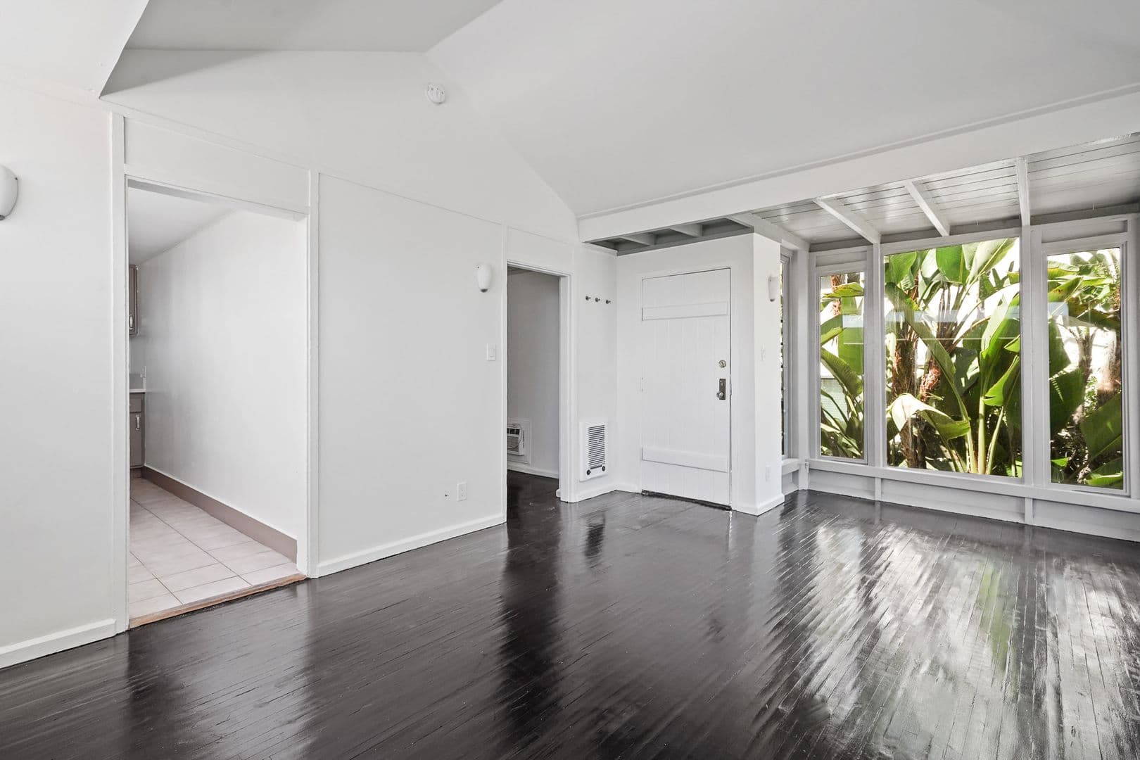 Los Angeles Apartment: 944 Maltman Ave