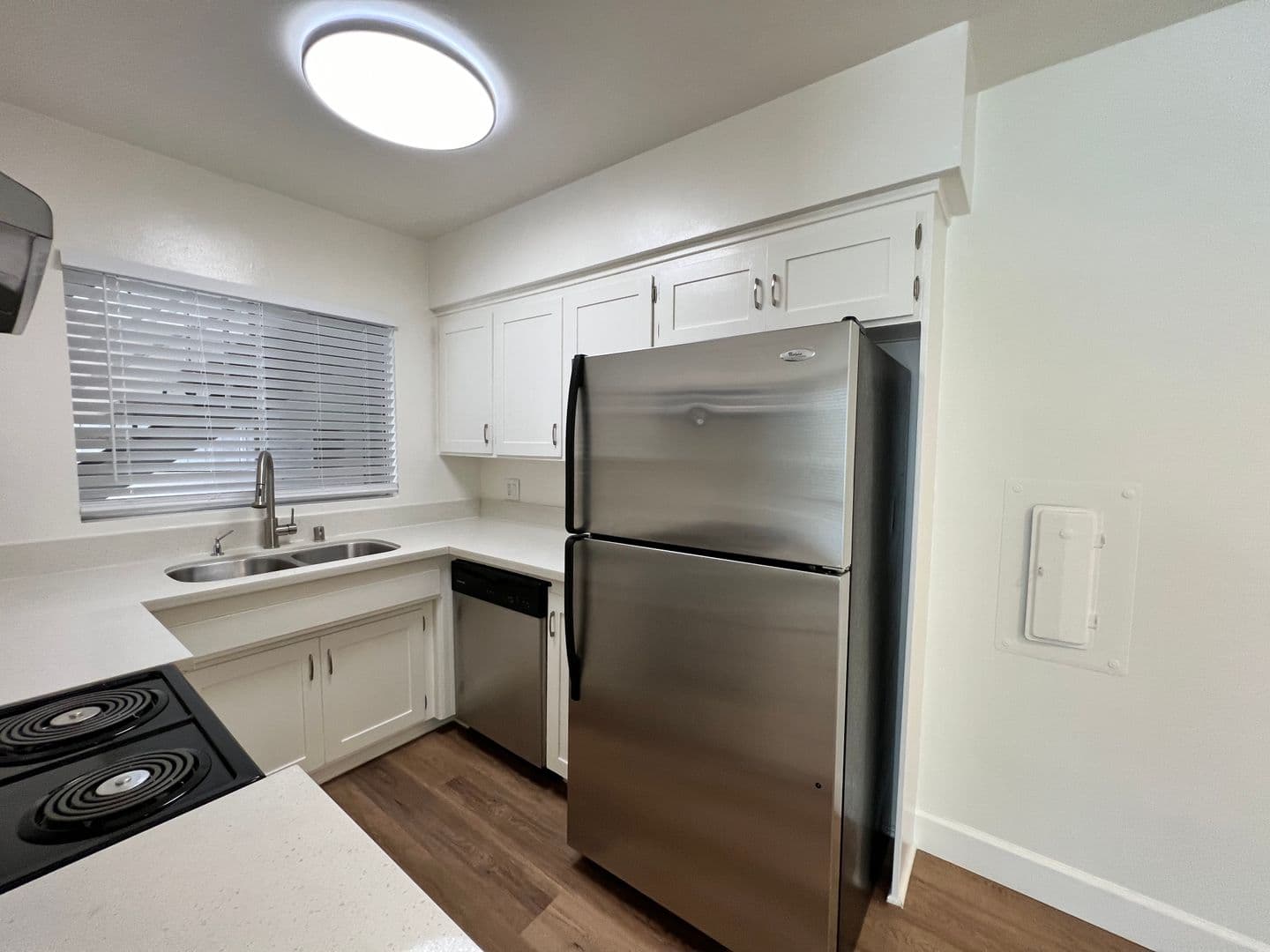 Burbank Apartment: 118 S Cordova St