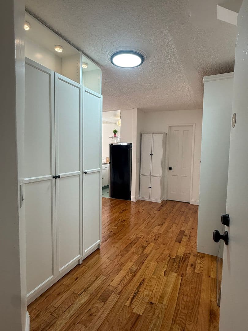 Los Angeles Apartment: 439 S Hobart Blvd