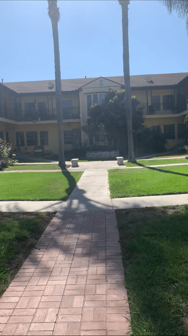 Los Angeles Apartment: 1019-1029 S Westmoreland Ave