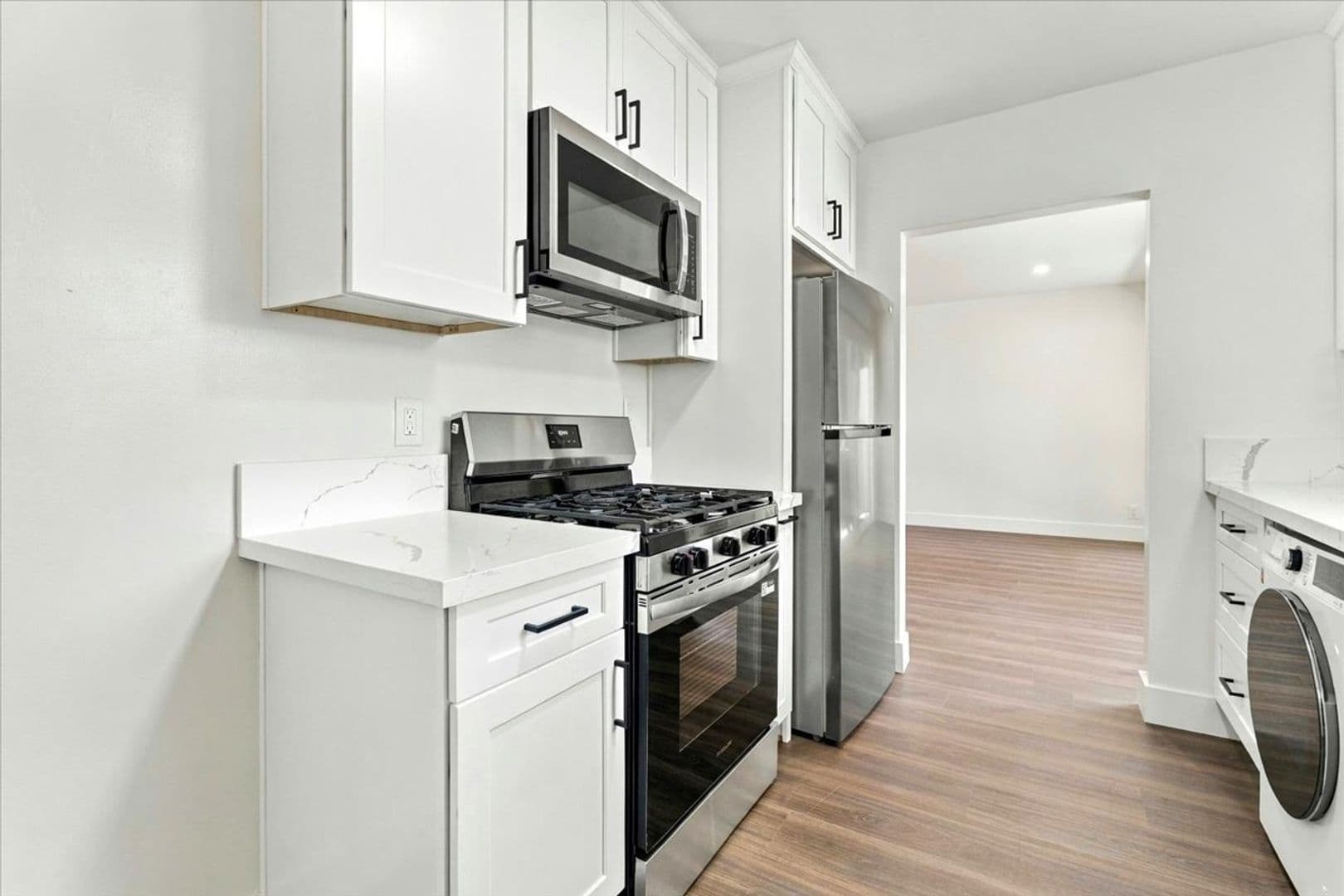 Santa Monica Apartment: 1042 6th St