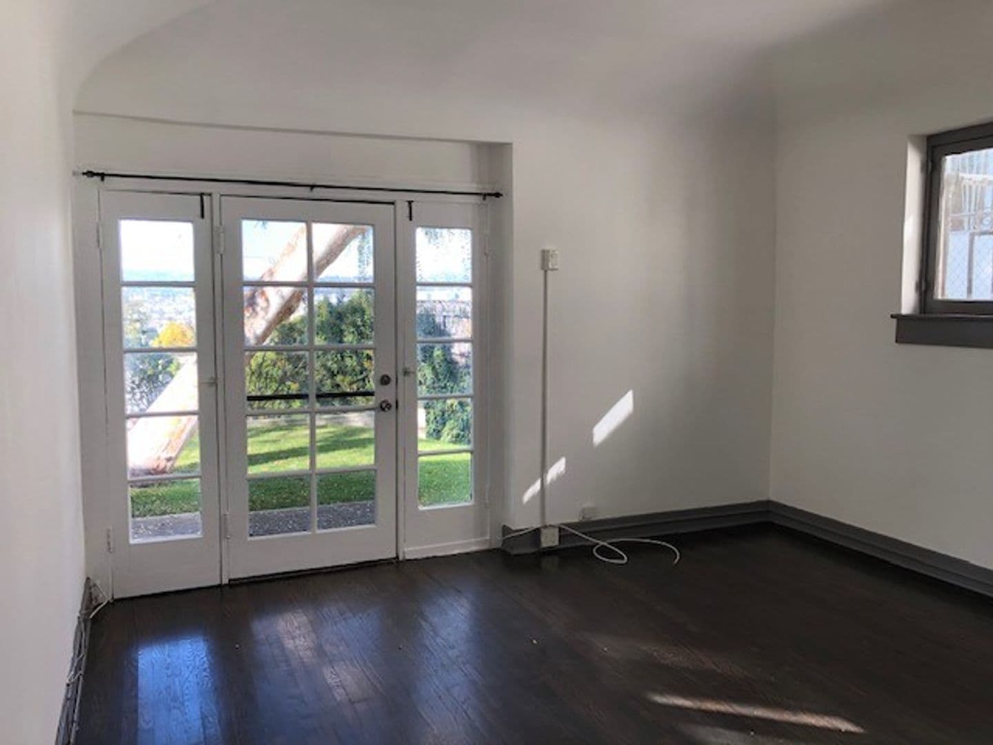Los Angeles Apartment: 944 Maltman Ave