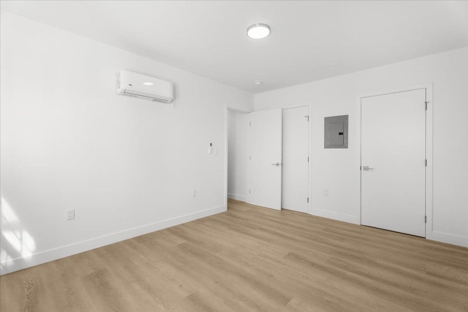Valley Village Apartment: 5312 Radford Ave